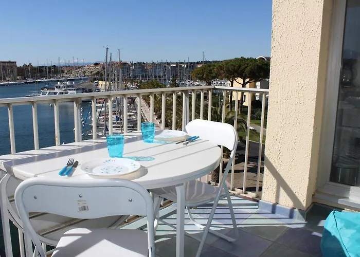 Avec Terrasse Et Jolie Vue Sur Port Gn580-033 *